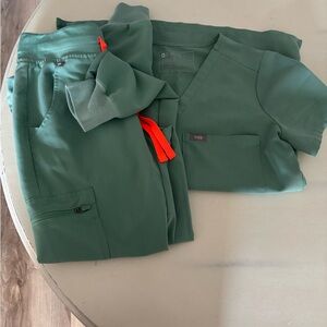 Figs Jade Green Scrub Set
EUC